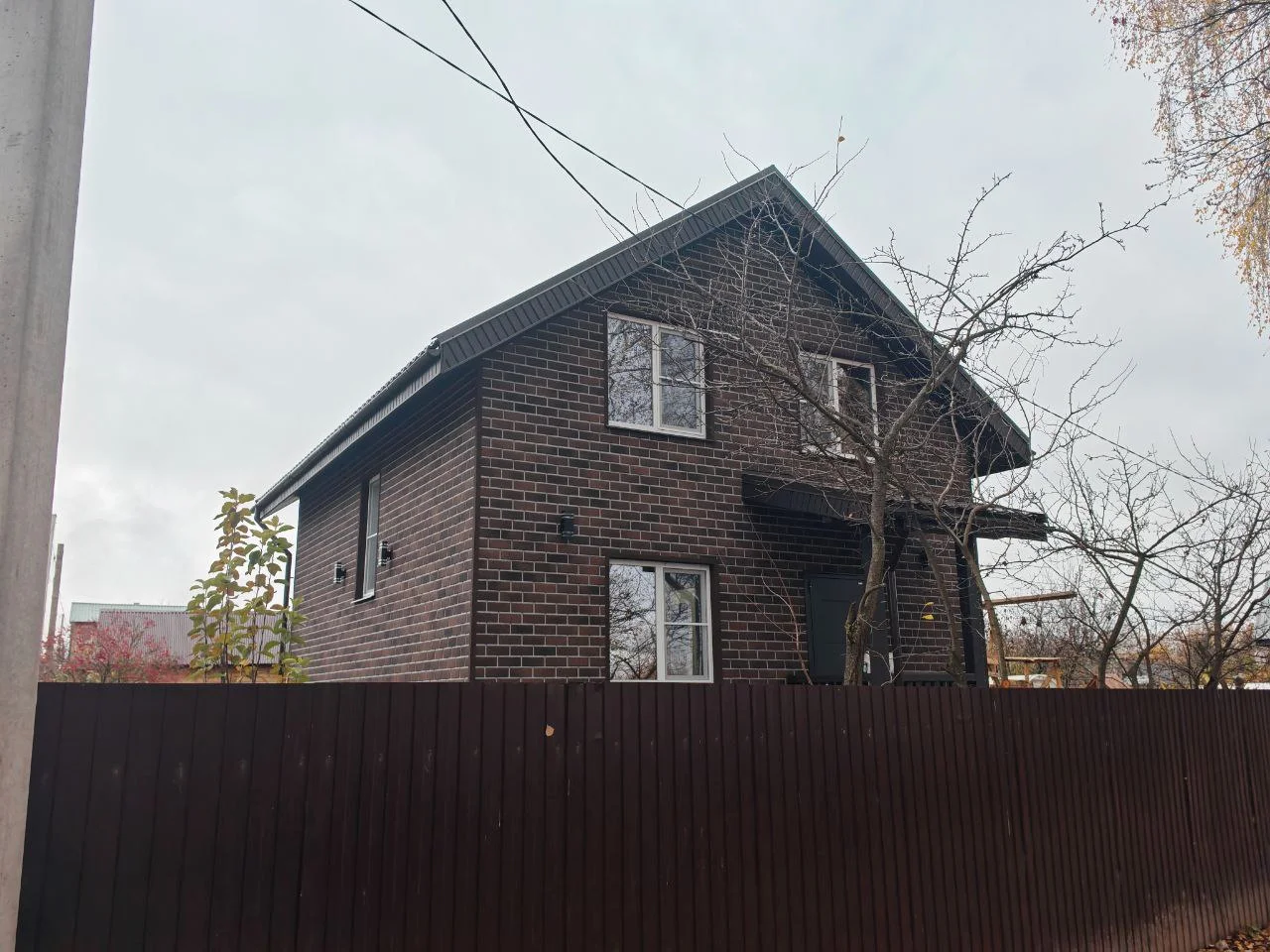 Классический 94 — дом за ограждением участка